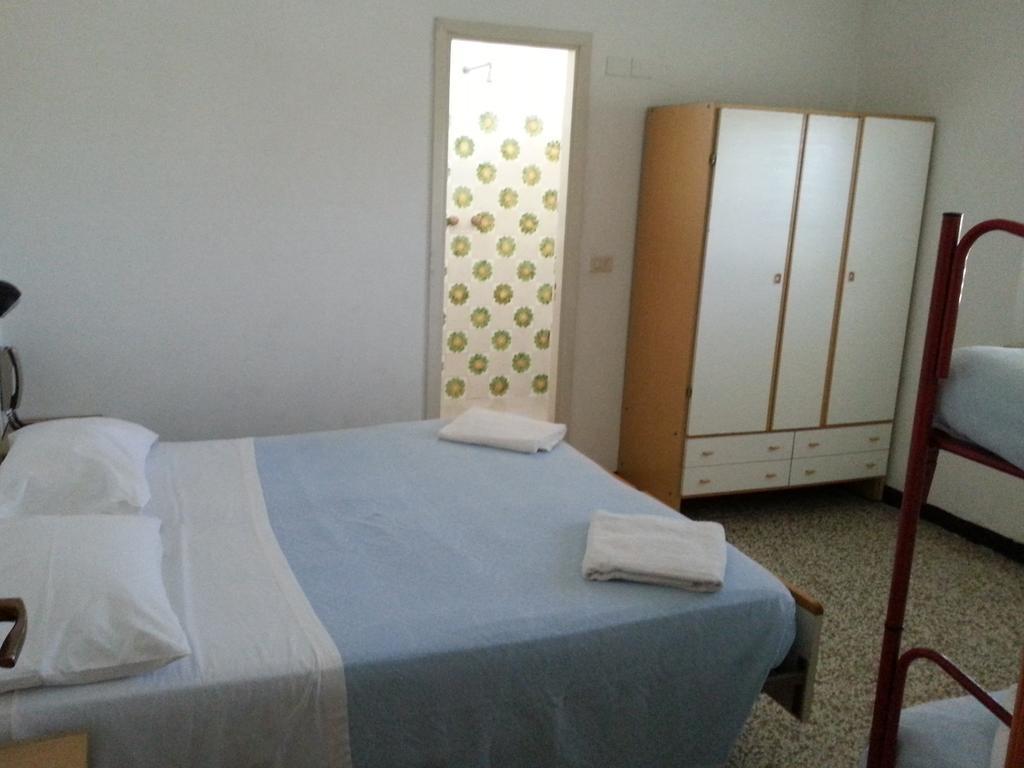 Fiorina Bed&Breakfast: Beachside Retreat with Noon Breakfast Riccione Room photo
