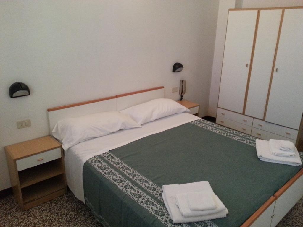 Fiorina Bed&Breakfast: Beachside Retreat with Noon Breakfast Riccione Room photo