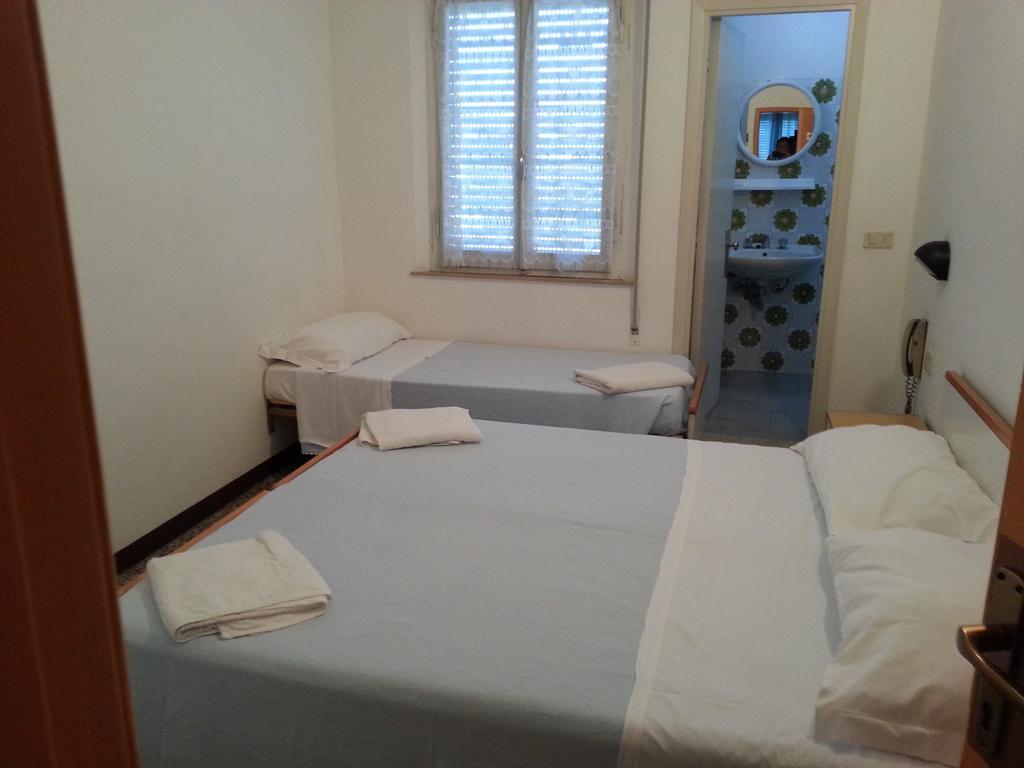 Fiorina Bed&Breakfast: Beachside Retreat with Noon Breakfast Riccione Room photo