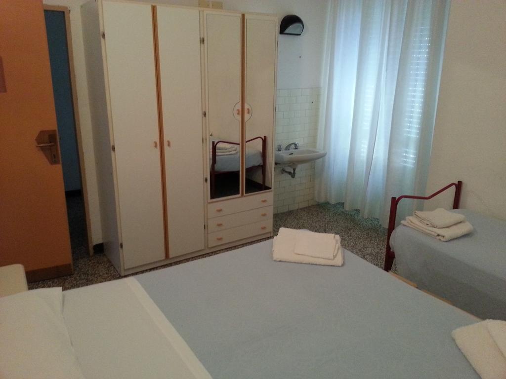 Fiorina Bed&Breakfast: Beachside Retreat with Noon Breakfast Riccione Room photo
