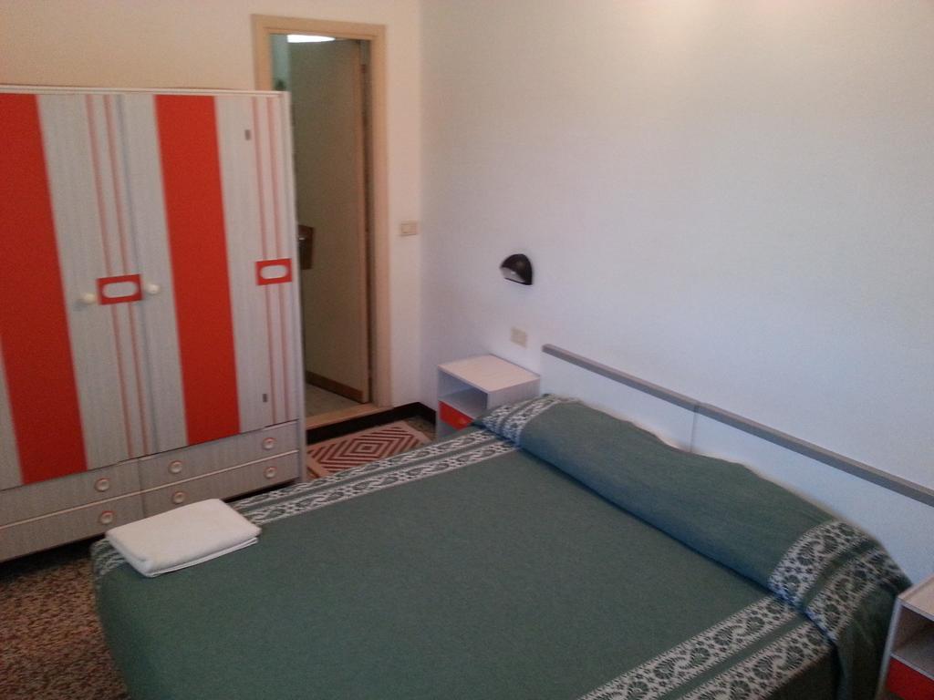 Fiorina Bed&Breakfast: Beachside Retreat with Noon Breakfast Riccione Room photo
