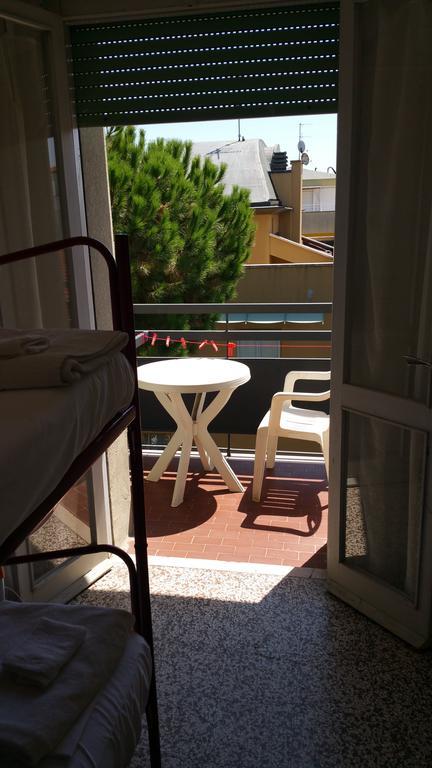 Fiorina Bed&Breakfast: Beachside Retreat with Noon Breakfast Riccione Exterior photo