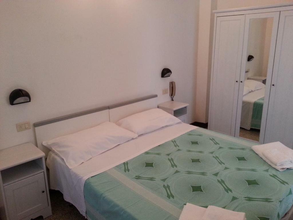 Fiorina Bed&Breakfast: Beachside Retreat with Noon Breakfast Riccione Exterior photo